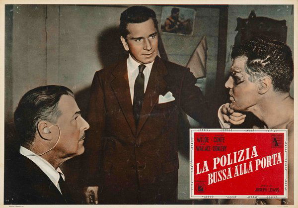 La polizia bussa alla porta