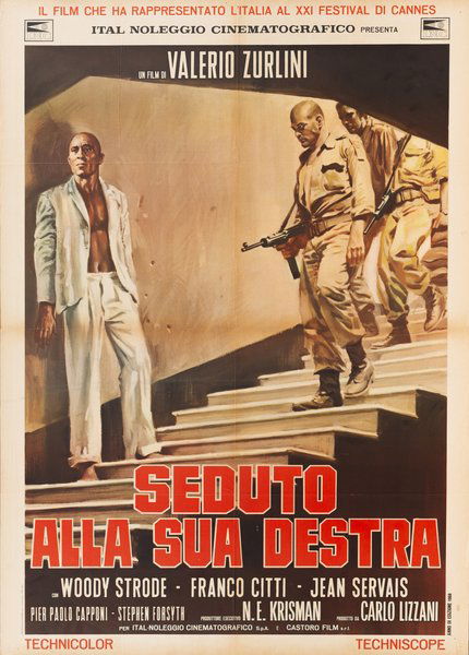 Seduto alla sua destra