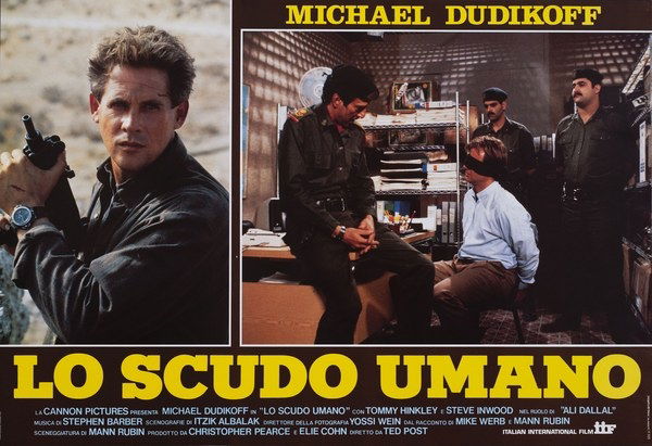 Lo scudo umano - Fotobusta 1